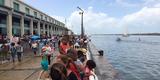 O clima no Recife Antigo era bastante animado com centenas de pessoas acompanhando o evento