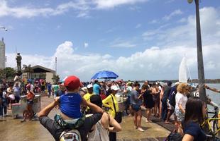 O clima no Recife Antigo era bastante animado com centenas de pessoas acompanhando o evento