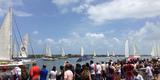 O clima no Recife Antigo era bastante animado com centenas de pessoas acompanhando o evento
