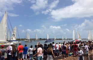 O clima no Recife Antigo era bastante animado com centenas de pessoas acompanhando o evento