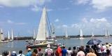 O clima no Recife Antigo era bastante animado com centenas de pessoas acompanhando o evento