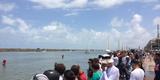 O clima no Recife Antigo era bastante animado com centenas de pessoas acompanhando o evento