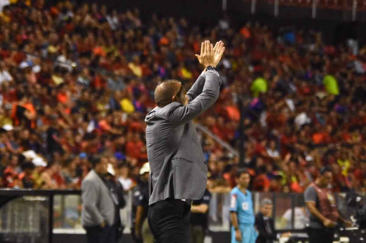 Imagens do duelo entre Rubro-negros e Colorados, vlido pela 28 rodada do Brasileiro