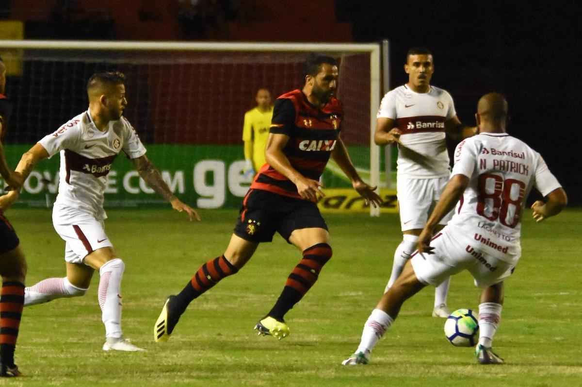 Imagens do duelo entre Rubro-negros e Colorados, vlido pela 28 rodada do Brasileiro