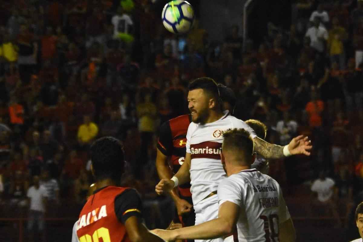 Imagens do duelo entre Rubro-negros e Colorados, vlido pela 28 rodada do Brasileiro