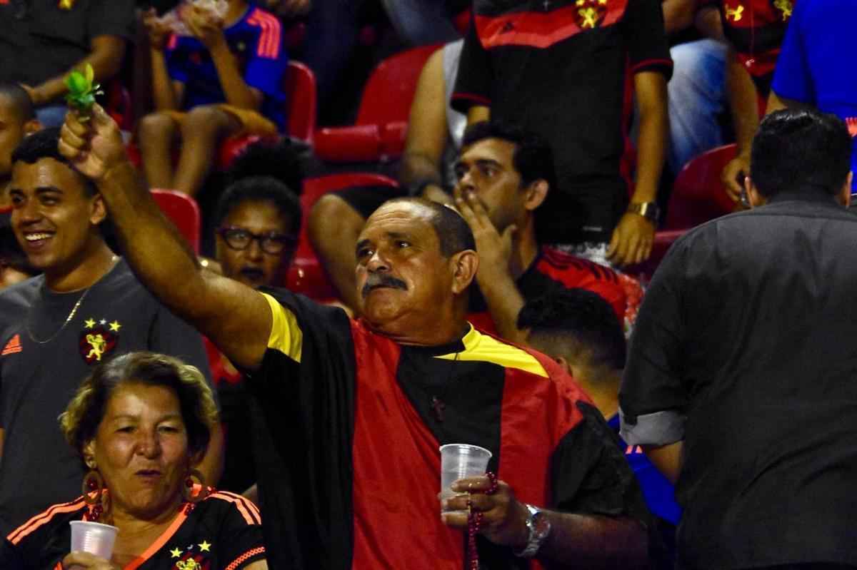 Imagens do duelo entre Rubro-negros e Colorados, vlido pela 28 rodada do Brasileiro