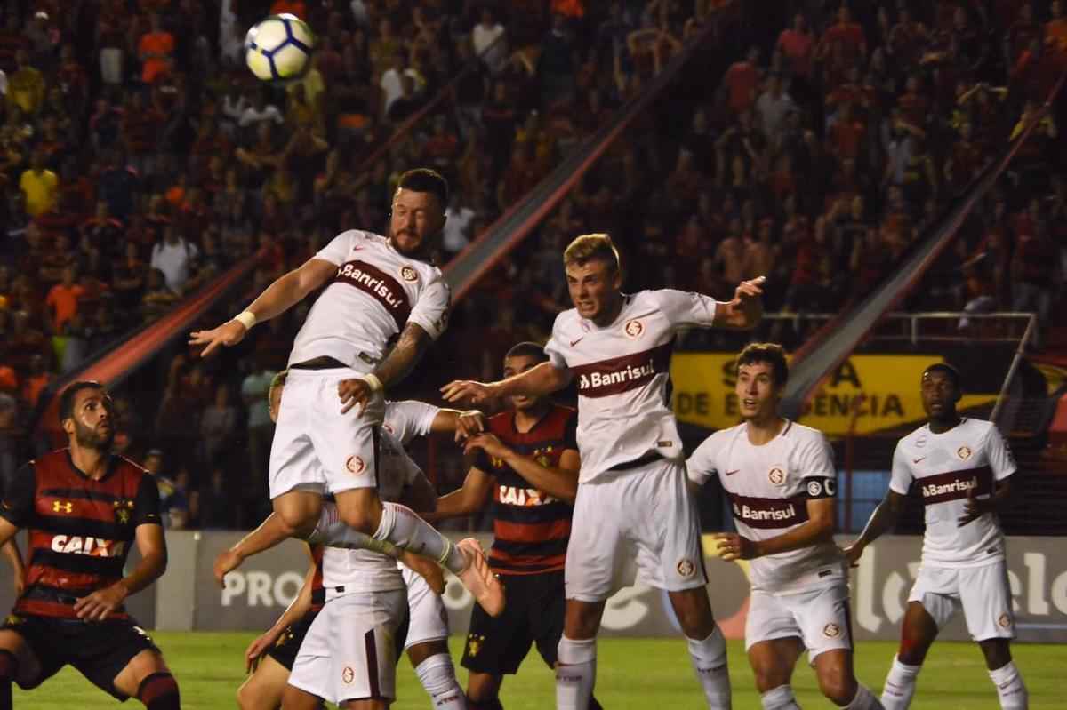 Imagens do duelo entre Rubro-negros e Colorados, vlido pela 28 rodada do Brasileiro