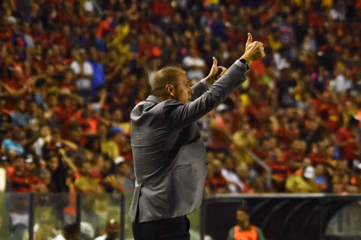 Imagens do duelo entre Rubro-negros e Colorados, vlido pela 28 rodada do Brasileiro