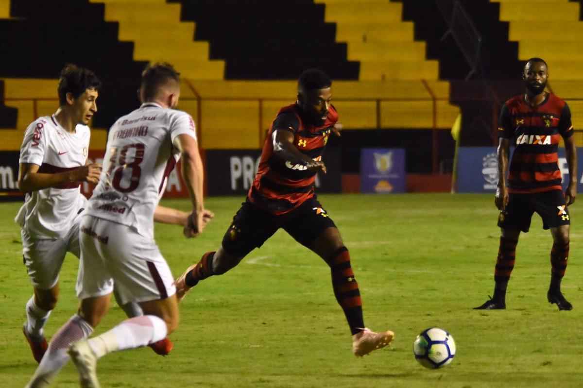 Imagens do duelo entre Rubro-negros e Colorados, vlido pela 28 rodada do Brasileiro