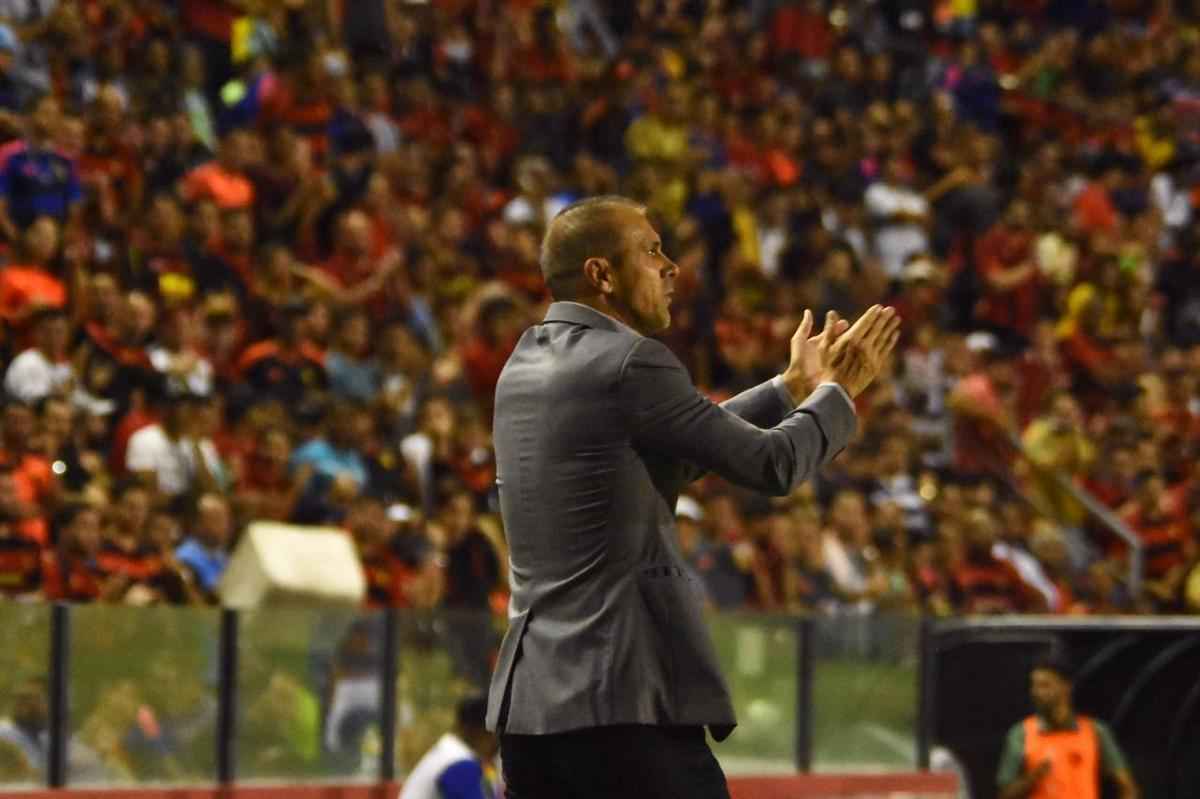 Imagens do duelo entre Rubro-negros e Colorados, vlido pela 28 rodada do Brasileiro