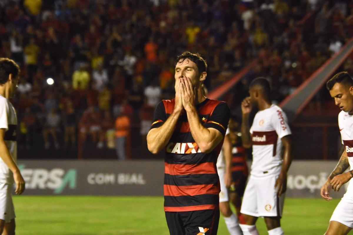 Imagens do duelo entre Rubro-negros e Colorados, vlido pela 28 rodada do Brasileiro