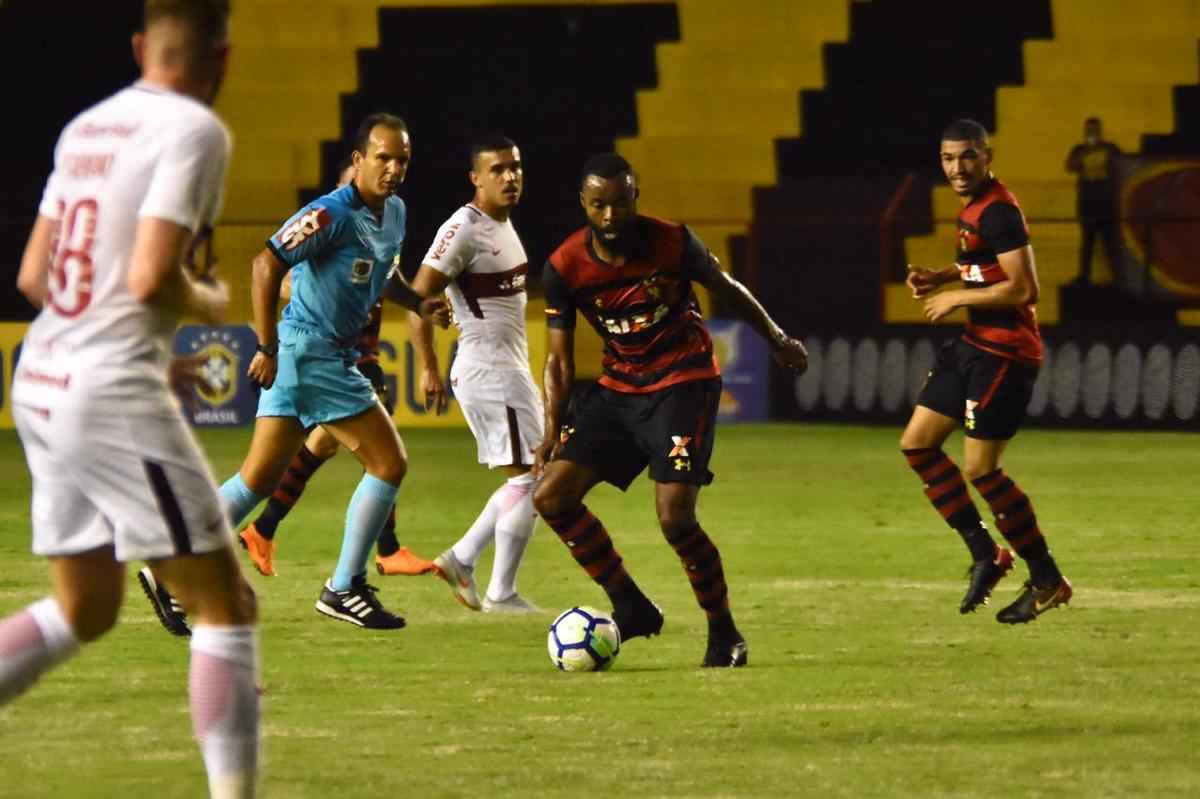 Imagens do duelo entre Rubro-negros e Colorados, vlido pela 28 rodada do Brasileiro