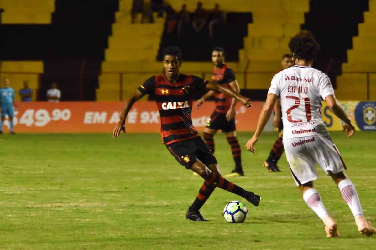 Imagens do duelo entre Rubro-negros e Colorados, vlido pela 28 rodada do Brasileiro