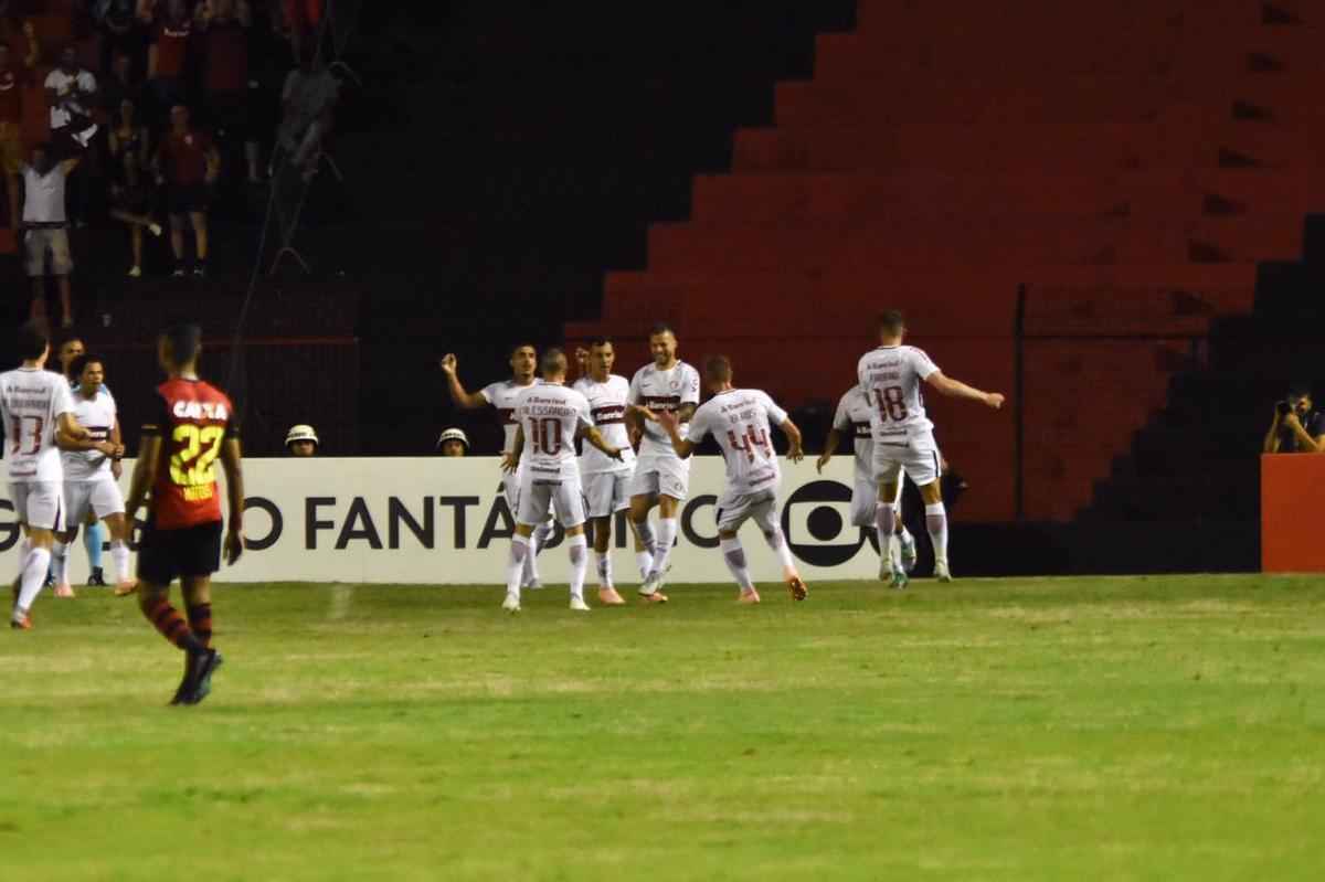 Imagens do duelo entre Rubro-negros e Colorados, vlido pela 28 rodada do Brasileiro