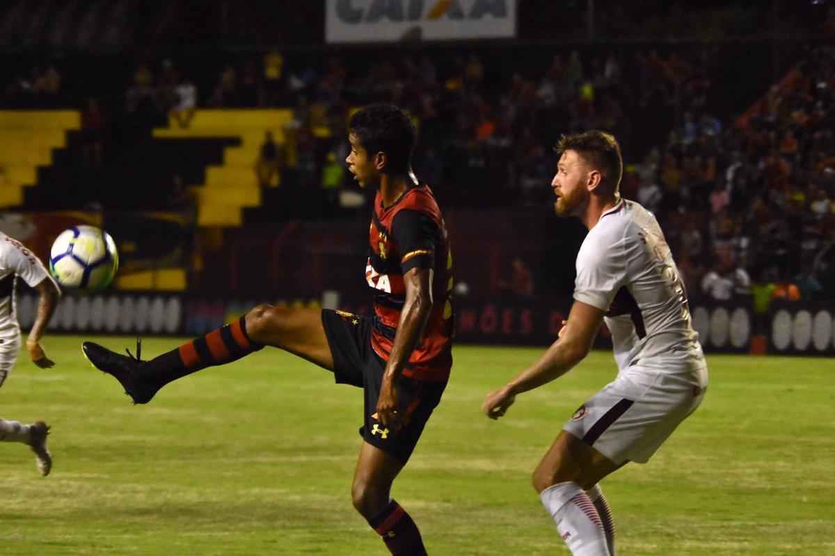 Imagens do duelo entre Rubro-negros e Colorados, vlido pela 28 rodada do Brasileiro