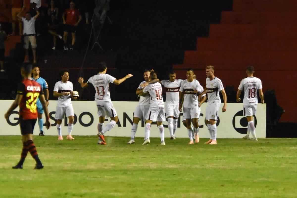 Imagens do duelo entre Rubro-negros e Colorados, vlido pela 28 rodada do Brasileiro
