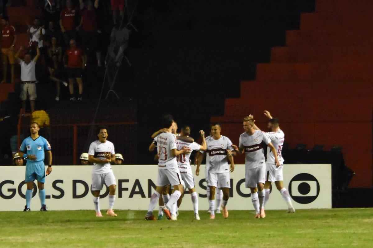Imagens do duelo entre Rubro-negros e Colorados, vlido pela 28 rodada do Brasileiro