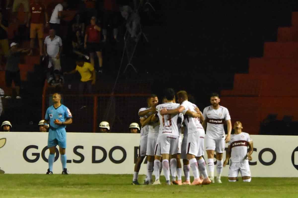 Imagens do duelo entre Rubro-negros e Colorados, vlido pela 28 rodada do Brasileiro