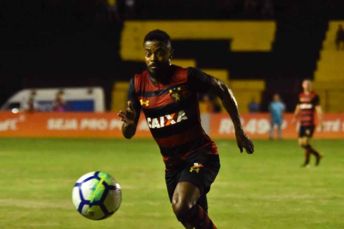 Imagens do duelo entre Rubro-negros e Colorados, vlido pela 28 rodada do Brasileiro