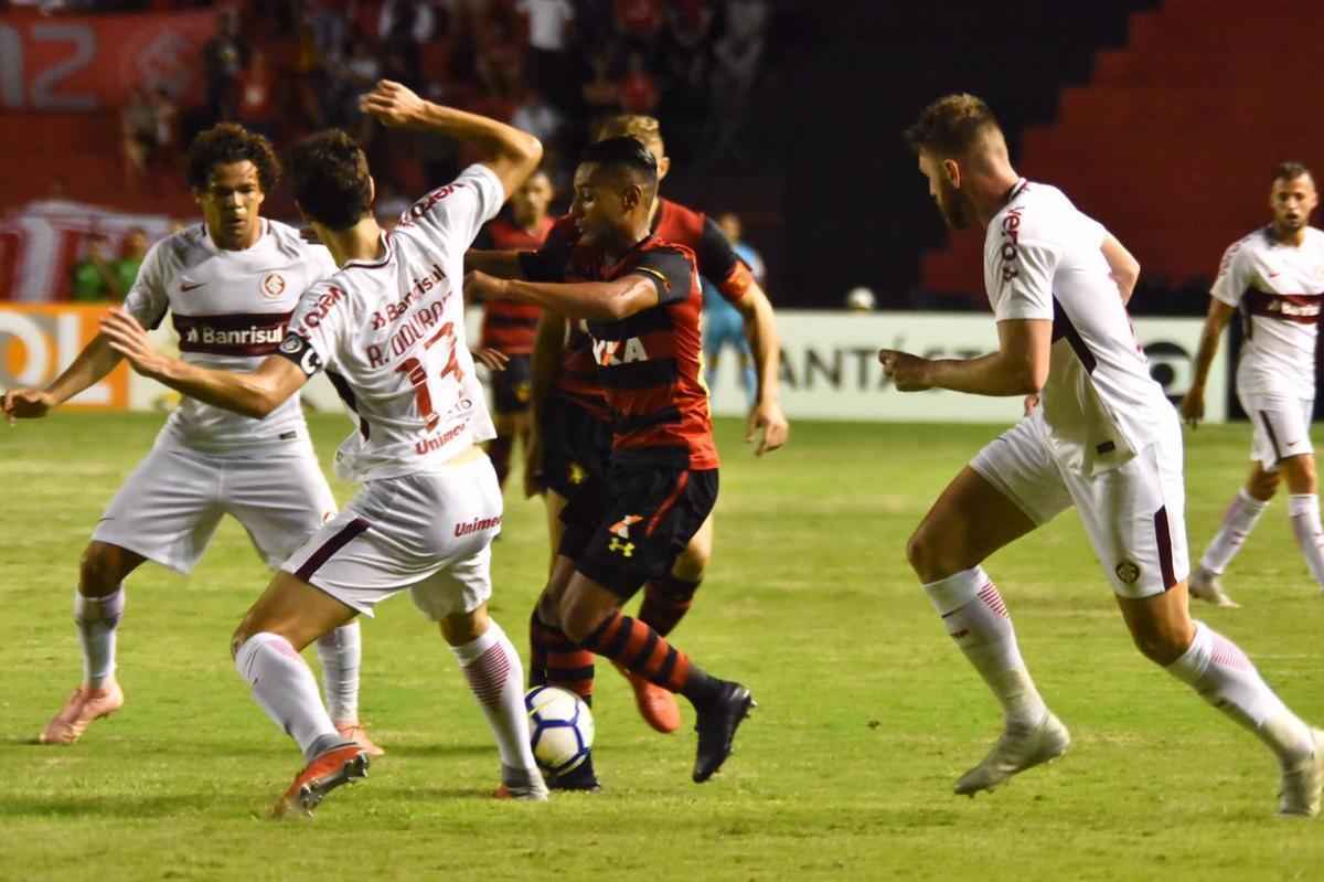 Imagens do duelo entre Rubro-negros e Colorados, vlido pela 28 rodada do Brasileiro
