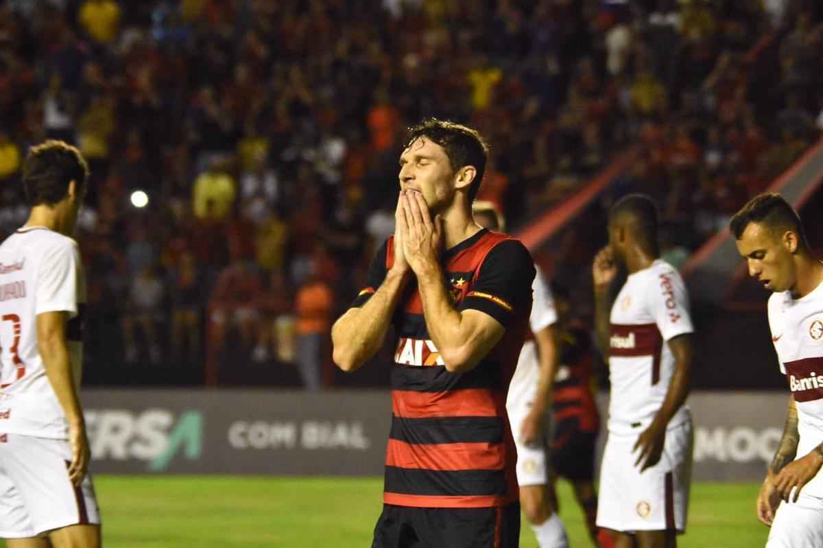 Imagens do duelo entre Rubro-negros e Colorados, vlido pela 28 rodada do Brasileiro