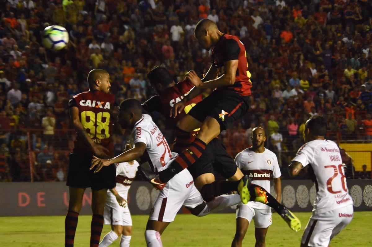 Imagens do duelo entre Rubro-negros e Colorados, vlido pela 28 rodada do Brasileiro