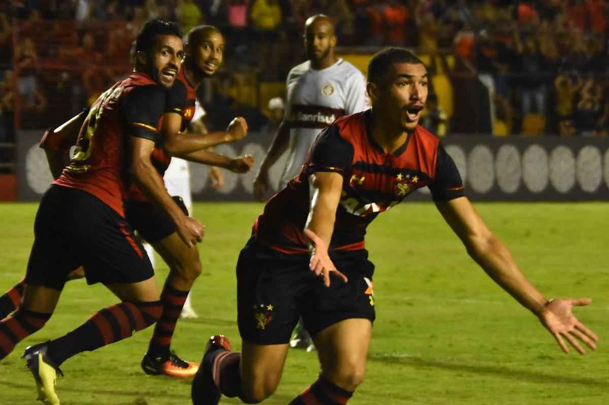 Imagens do duelo entre Rubro-negros e Colorados, vlido pela 28 rodada do Brasileiro