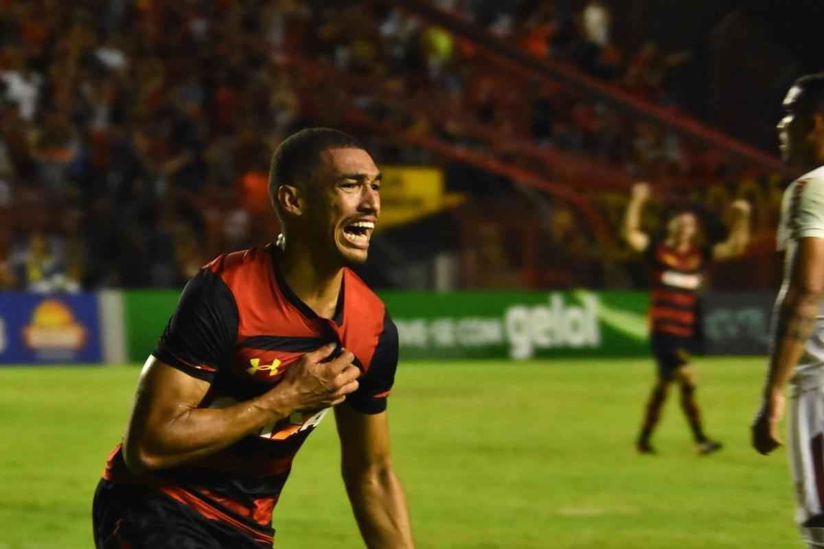 Imagens do duelo entre Rubro-negros e Colorados, vlido pela 28 rodada do Brasileiro