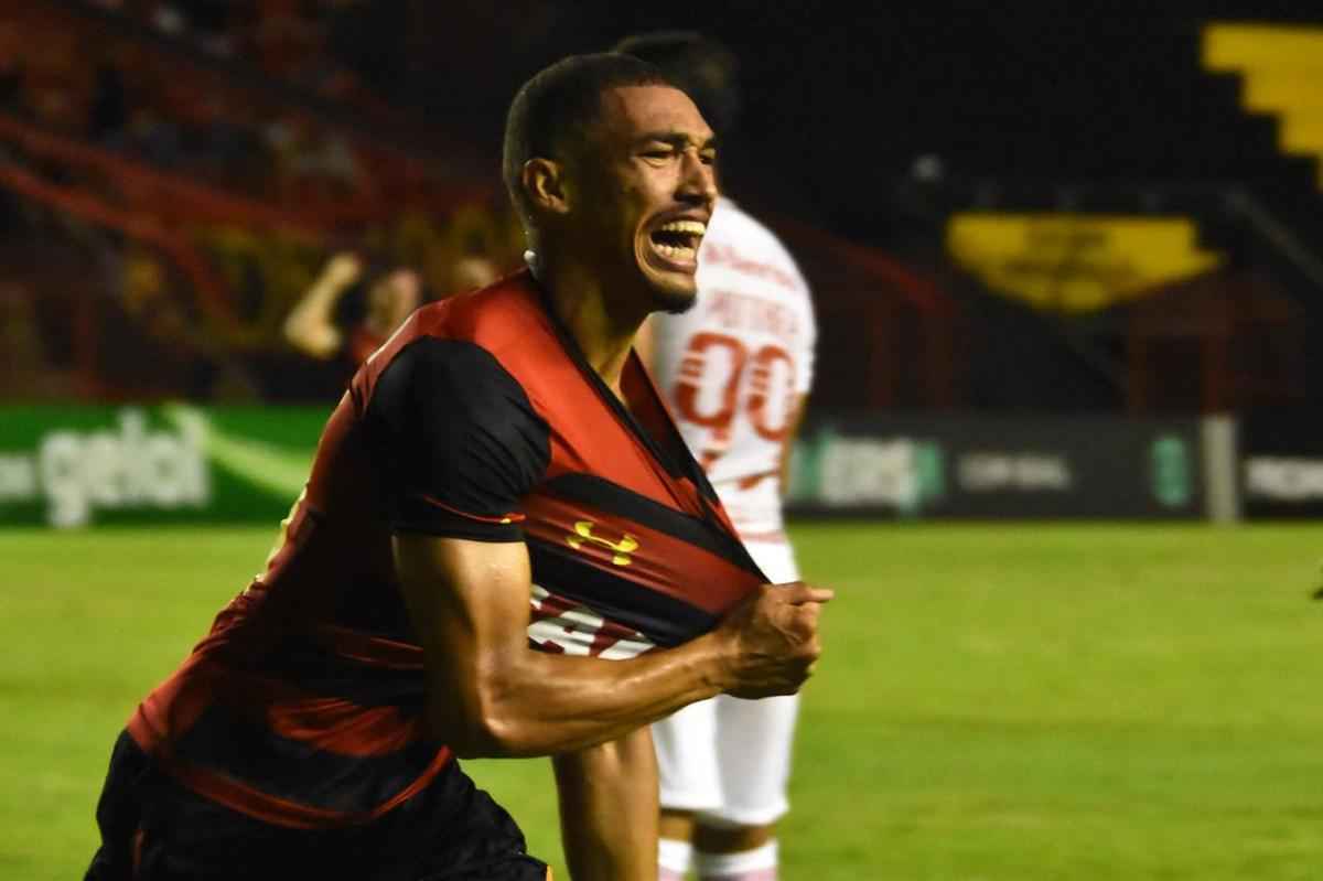 Imagens do duelo entre Rubro-negros e Colorados, vlido pela 28 rodada do Brasileiro