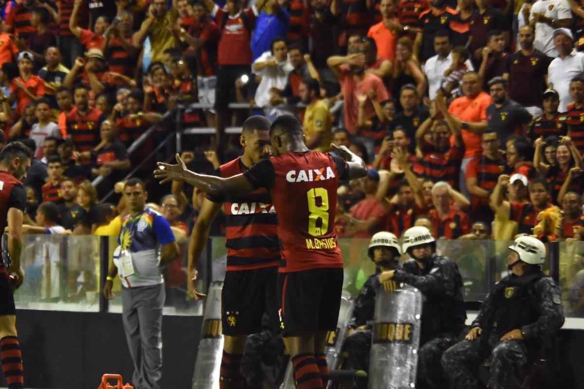 Imagens do duelo entre Rubro-negros e Colorados, vlido pela 28 rodada do Brasileiro