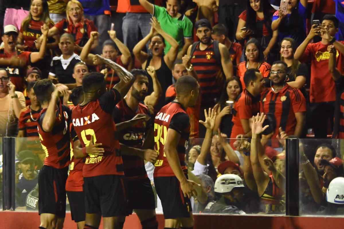 Imagens do duelo entre Rubro-negros e Colorados, vlido pela 28 rodada do Brasileiro