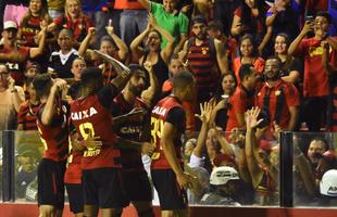 Imagens do duelo entre Rubro-negros e Colorados, vlido pela 28 rodada do Brasileiro