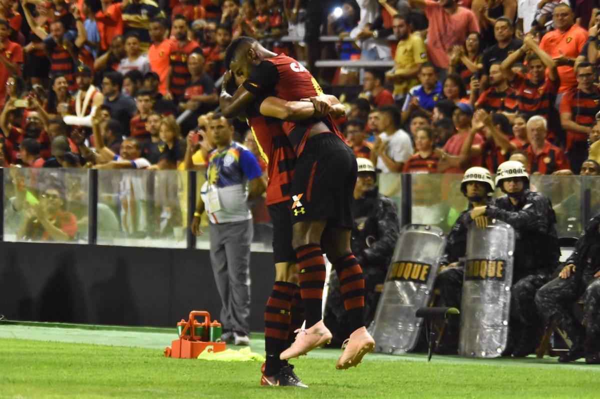 Imagens do duelo entre Rubro-negros e Colorados, vlido pela 28 rodada do Brasileiro