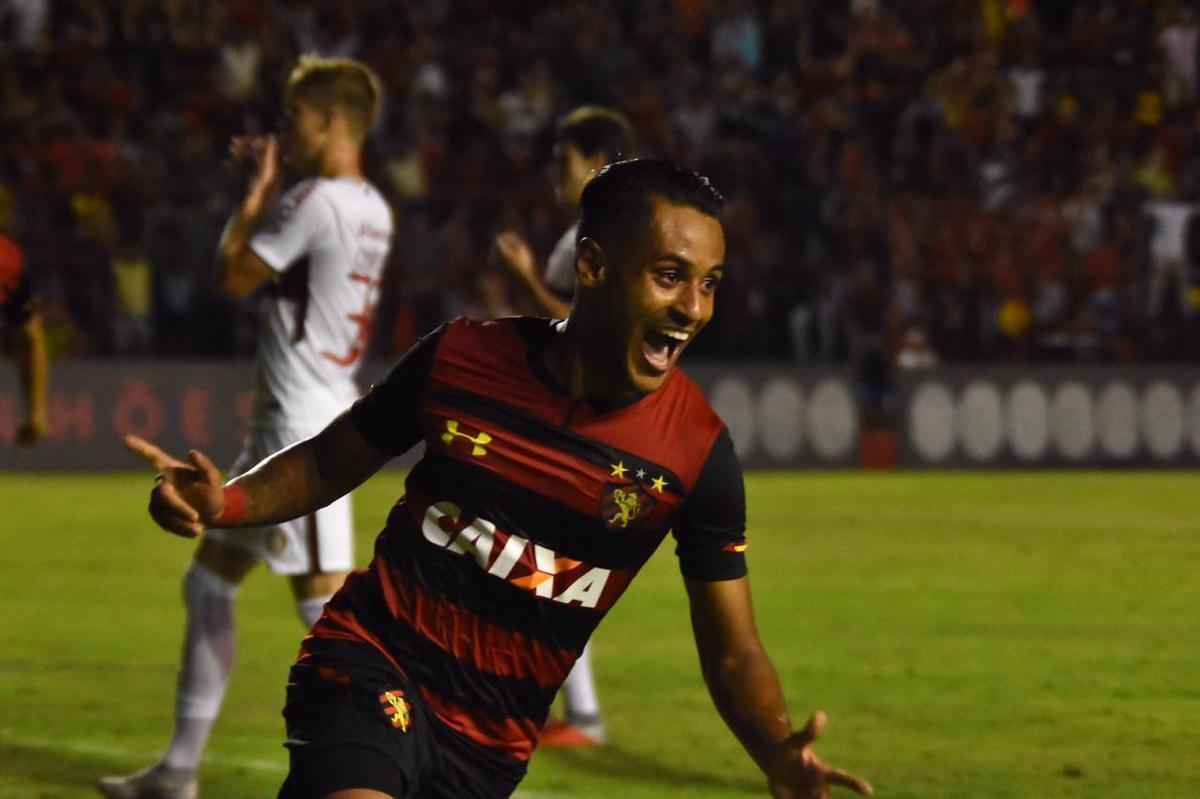 Imagens do duelo entre Rubro-negros e Colorados, vlido pela 28 rodada do Brasileiro