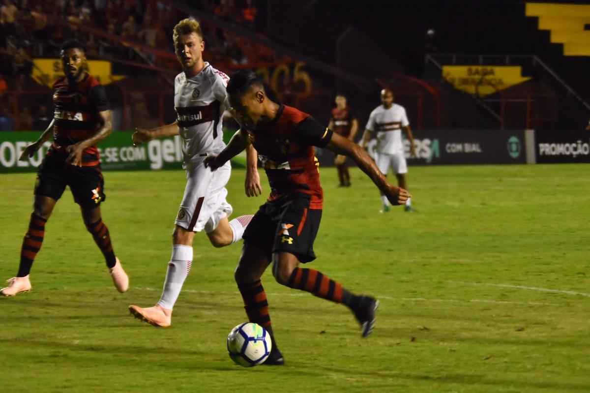 Imagens do duelo entre Rubro-negros e Colorados, vlido pela 28 rodada do Brasileiro