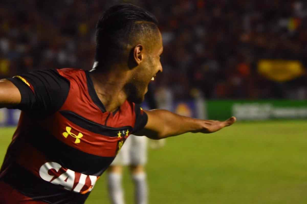 Imagens do duelo entre Rubro-negros e Colorados, vlido pela 28 rodada do Brasileiro