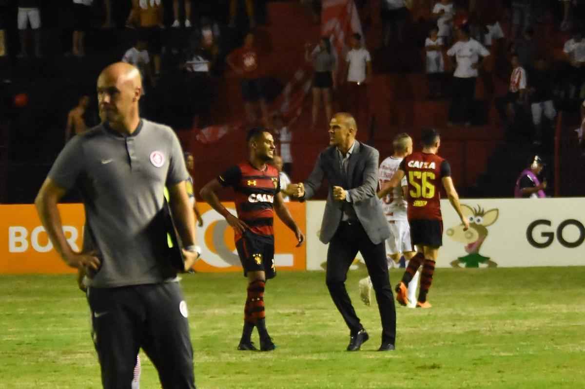 Imagens do duelo entre Rubro-negros e Colorados, vlido pela 28 rodada do Brasileiro
