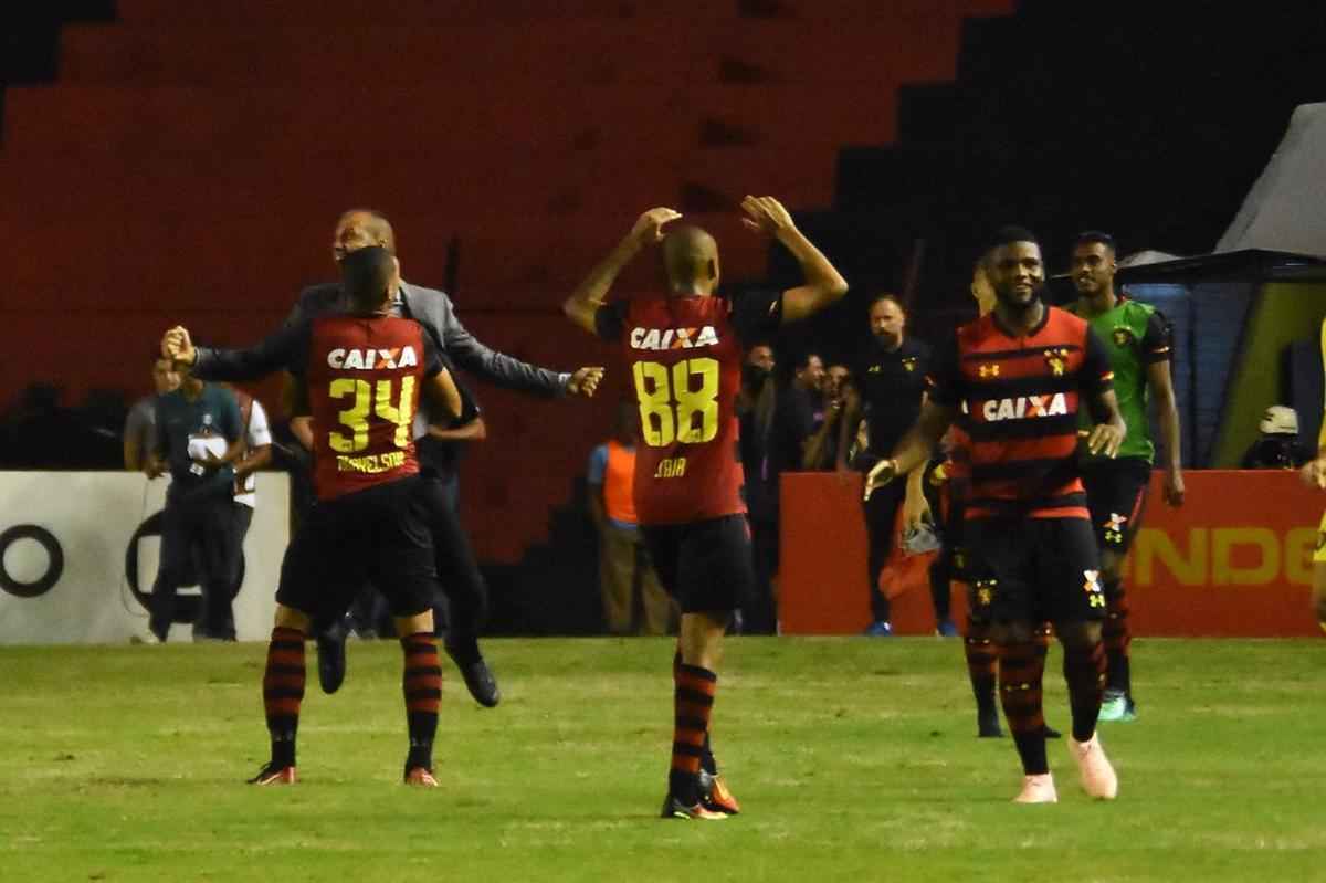 Imagens do duelo entre Rubro-negros e Colorados, vlido pela 28 rodada do Brasileiro