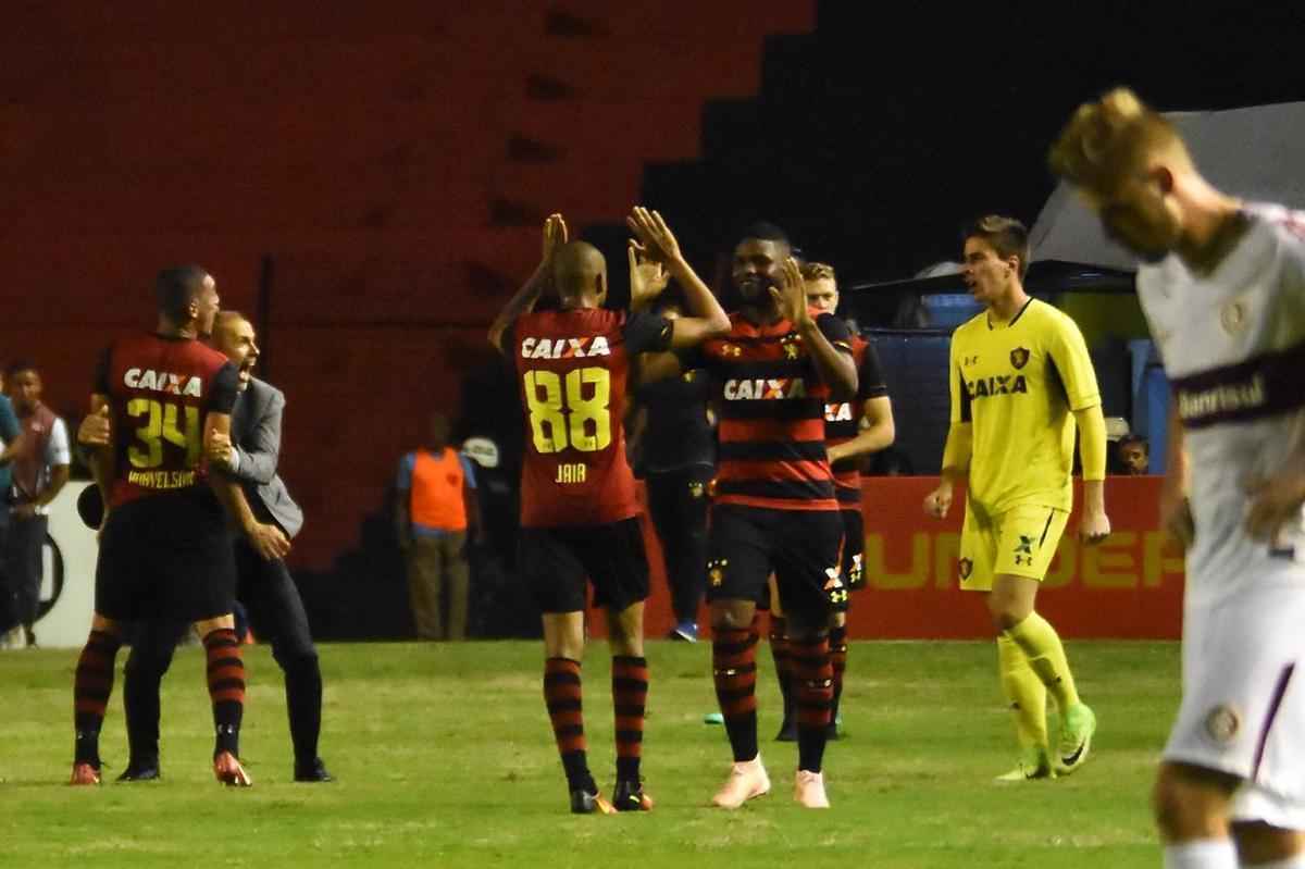 Imagens do duelo entre Rubro-negros e Colorados, vlido pela 28 rodada do Brasileiro