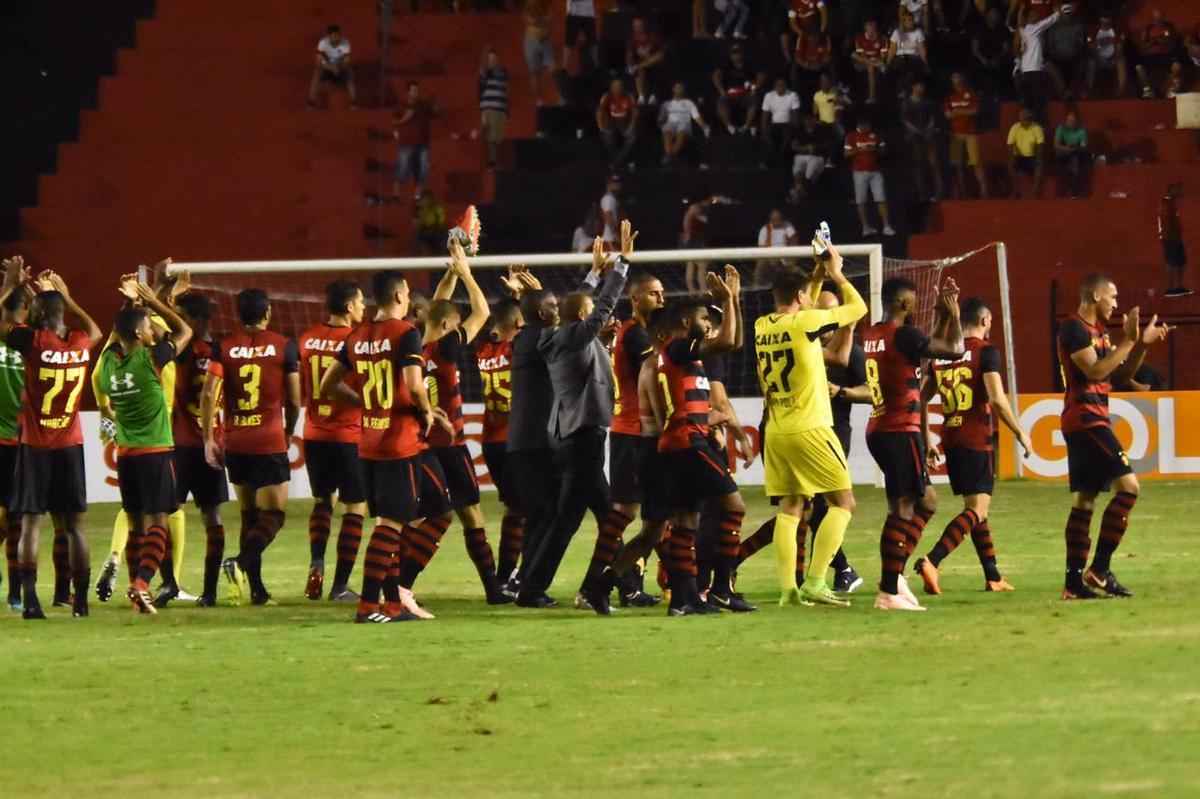 Imagens do duelo entre Rubro-negros e Colorados, vlido pela 28 rodada do Brasileiro