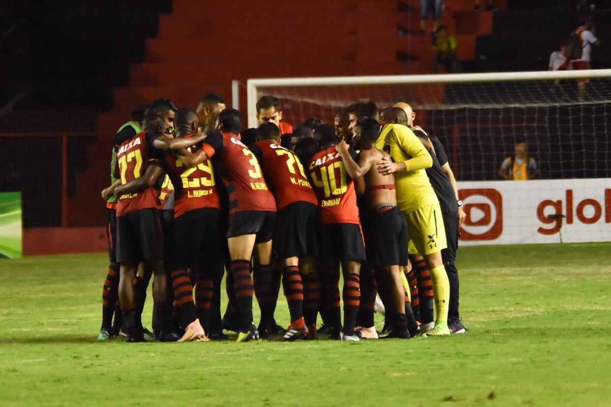 Imagens do duelo entre Rubro-negros e Colorados, vlido pela 28 rodada do Brasileiro