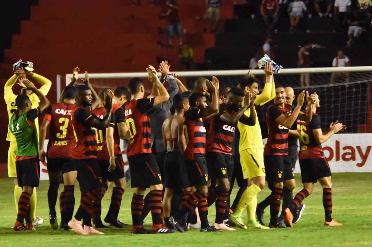 Imagens do duelo entre Rubro-negros e Colorados, vlido pela 28 rodada do Brasileiro
