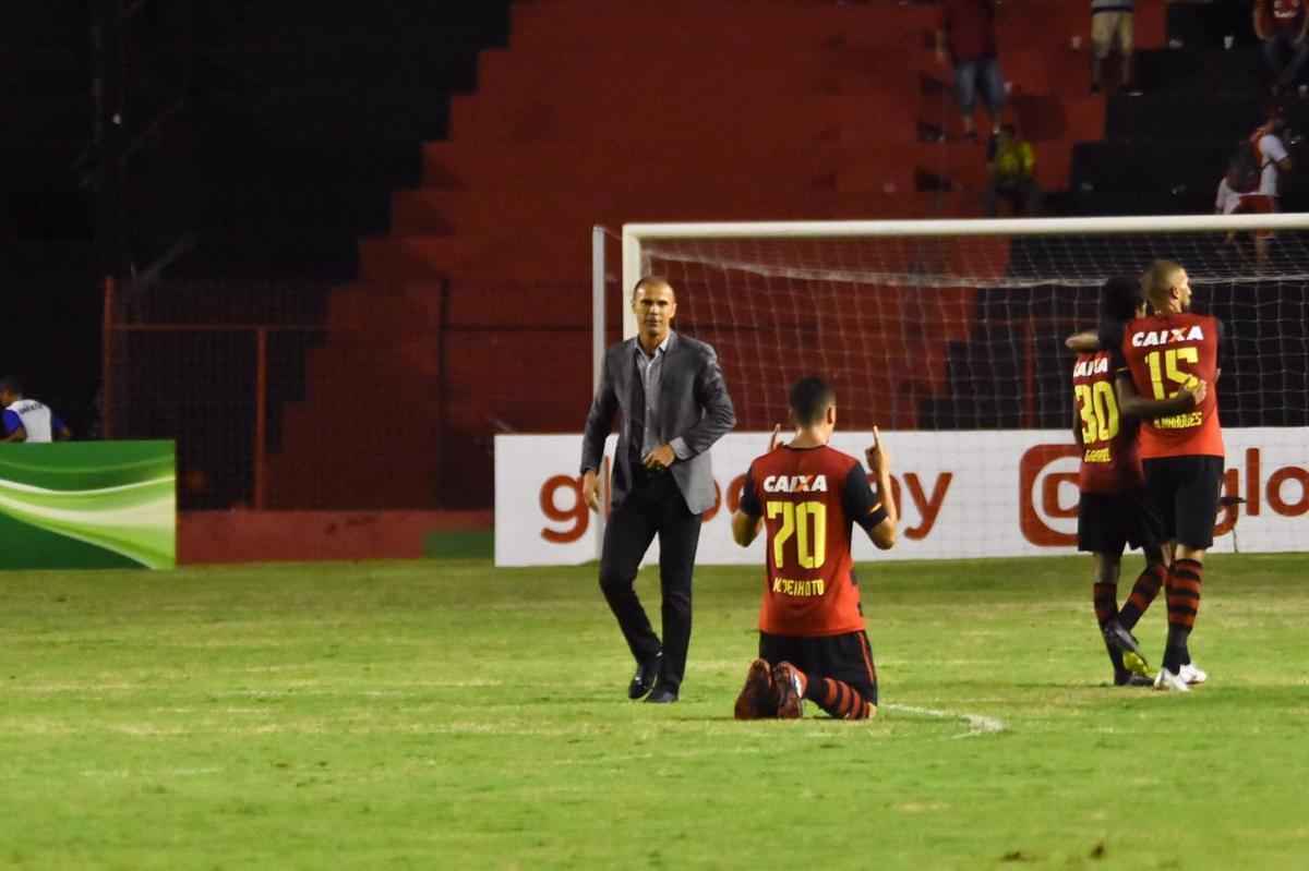 Imagens do duelo entre Rubro-negros e Colorados, vlido pela 28 rodada do Brasileiro