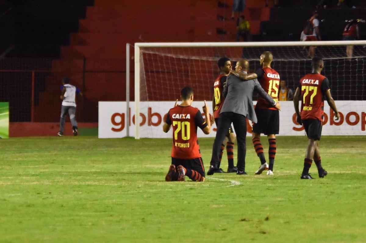 Imagens do duelo entre Rubro-negros e Colorados, vlido pela 28 rodada do Brasileiro