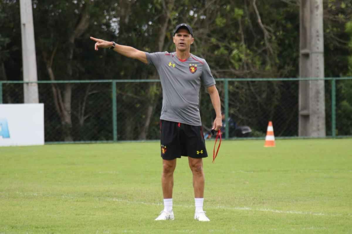 Elenco rubro-negro treinou pela parte da manh no CT do clube