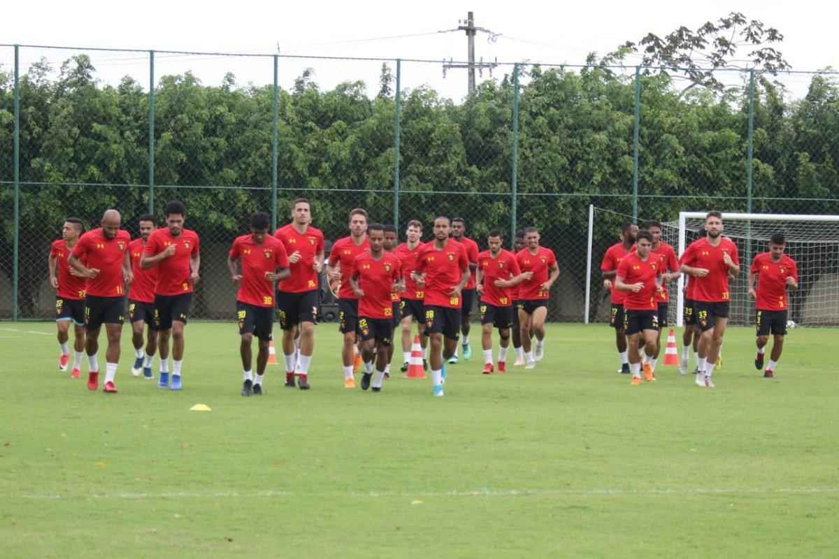 Elenco rubro-negro treinou pela parte da manh no CT do clube