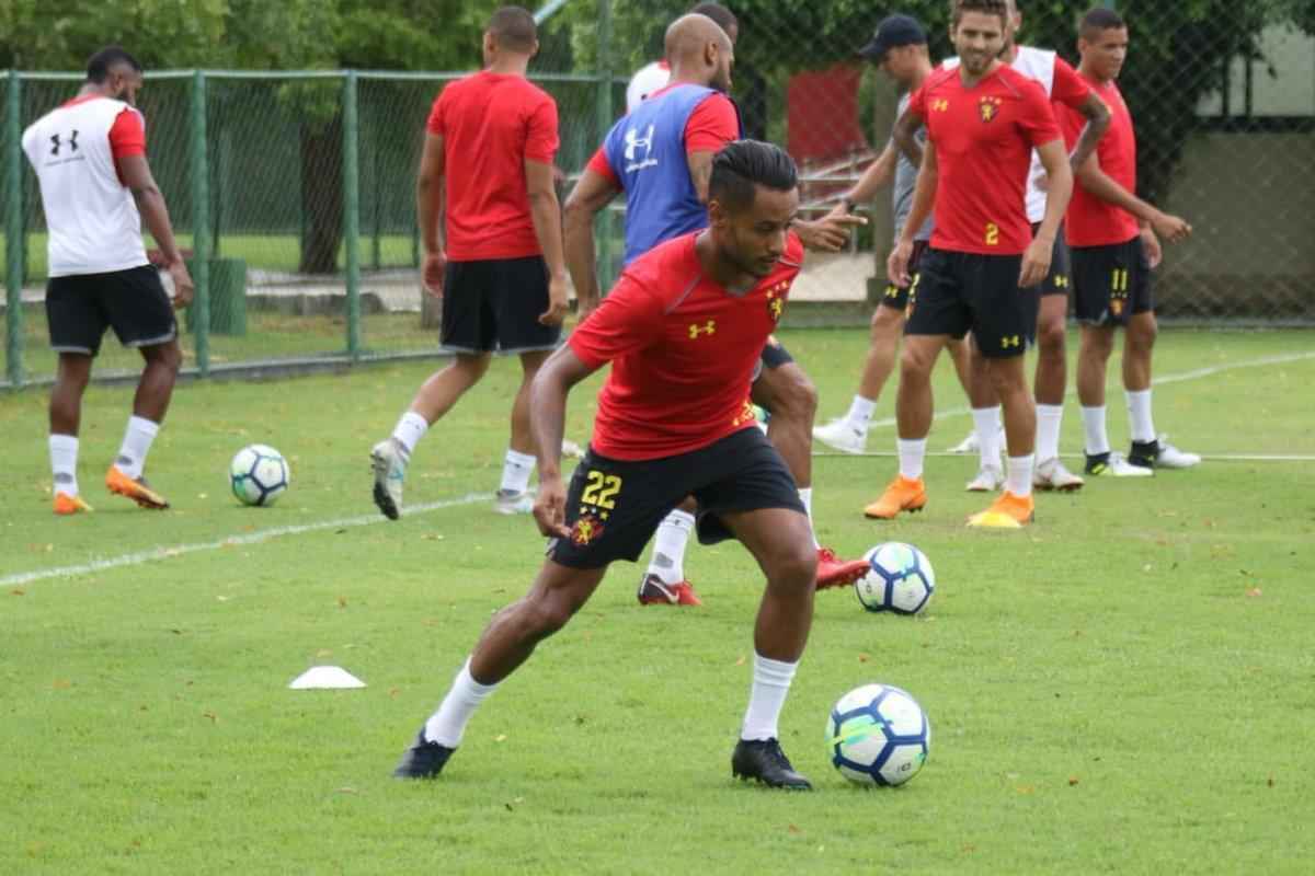 Elenco rubro-negro treinou pela parte da manh no CT do clube