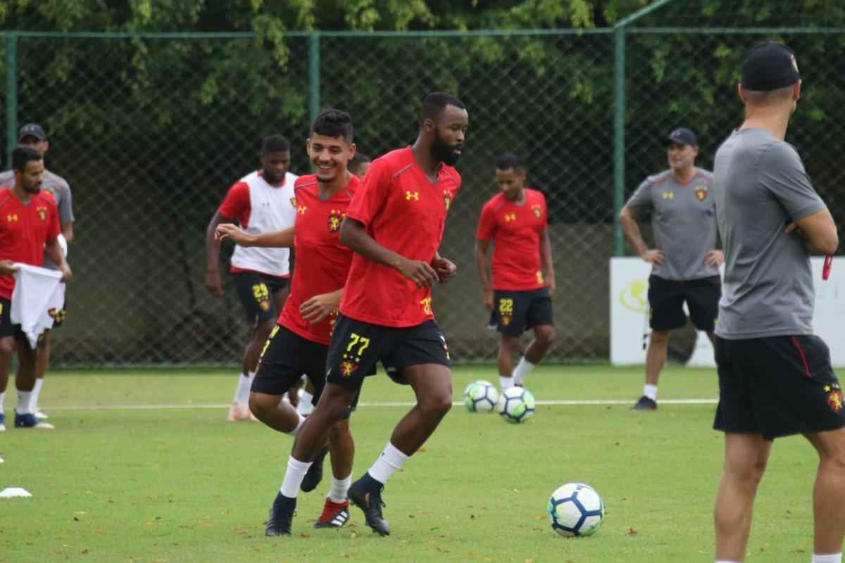 Elenco rubro-negro treinou pela parte da manh no CT do clube