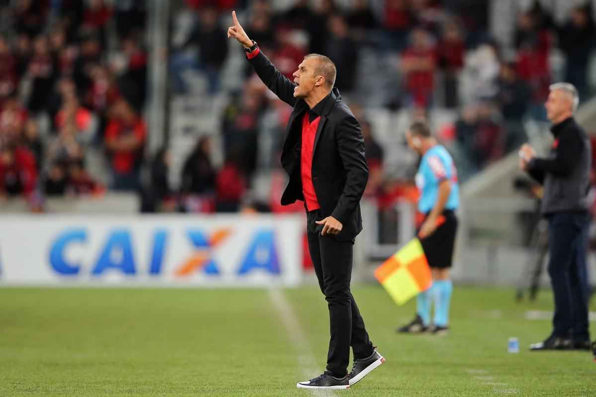 Leo acumulou sua 10 derrota seguida fora de casa e segue afundado na zona de rebaixamento, com 27 pontos, na 19 posio