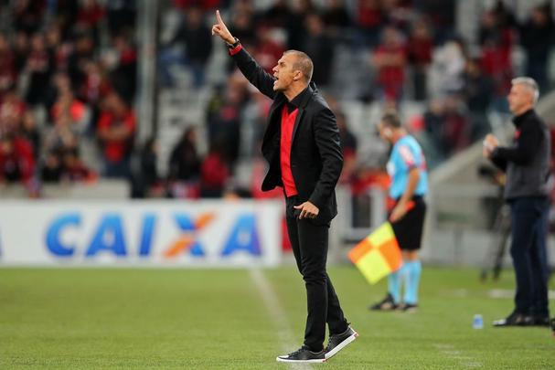 Leão acumulou sua 10ª derrota seguida fora de casa e segue afundado na zona de rebaixamento, com 27 pontos, na 19ª posição